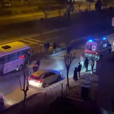 Bolu&rsquo;da kontrolden &ccedil;ıkan halk otob&uuml;s&uuml; ref&uuml;je &ccedil;ıktı, ağaca &ccedil;arparak durabildi

