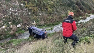 Bolu’da kontrolden çıkan otomobil, dereye uçtu: 2 yaralı
