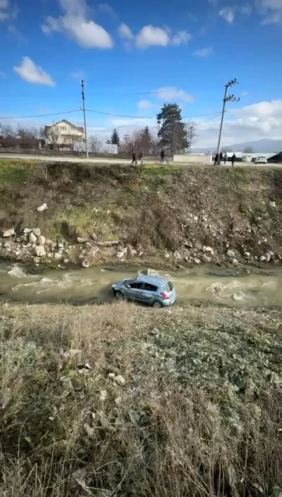 Bolu&rsquo;da kontrolden &ccedil;ıkan otomobil, dereye u&ccedil;tu: 3 yaralı
