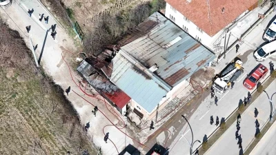 Bolu&rsquo;da mobilya at&ouml;lyesiyle bitişikteki ev alevlere teslim oldu
