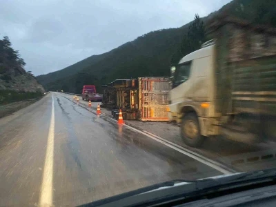 Bolu’da odun yüklü tır devrildi
