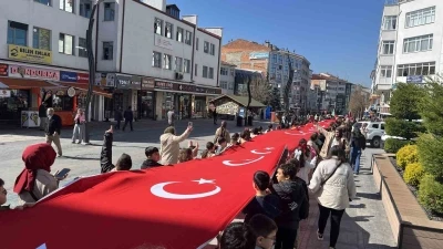 Bolu&rsquo;da &ouml;ğrenciler 200 metrelik T&uuml;rk bayrağıyla caddede y&uuml;r&uuml;d&uuml;
