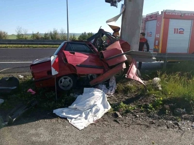 Bolu&rsquo;da otomobil y&ouml;n direğine &ccedil;arptı: 2 &ouml;l&uuml;, 1 yaralı
