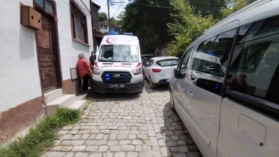 Bolu&rsquo;da park edilen ara&ccedil;lardan ambulans sokağa giremedi: Sağlık ekipleri hastaya y&uuml;r&uuml;mek zorunda kaldı
