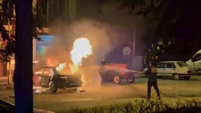 Bolu&rsquo;da park halindeki otomobil alev alev yandı
