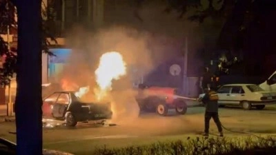 Bolu&rsquo;da park halindeki otomobil alev alev yandı