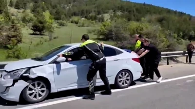 Bolu&rsquo;da polis ekipleri kaza yapan aracı iterek trafiği rahatlattı
