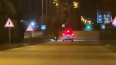 Bolu&rsquo;da polisten ka&ccedil;an plakasız motosikletlinin yakalanma anı kamerada
