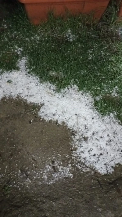 Bolu&rsquo;da sabaha karşı yağan dolu yeşil alanları beyaza b&uuml;r&uuml;d&uuml;
