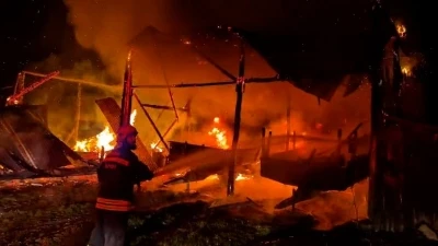 Bolu&rsquo;da samanlığa yıldırım d&uuml;şt&uuml;: Samanlık ve trakt&ouml;r alev alev yandı
