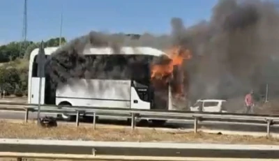 Bolu’da seyir halindeki midibüs alev alev yandı
