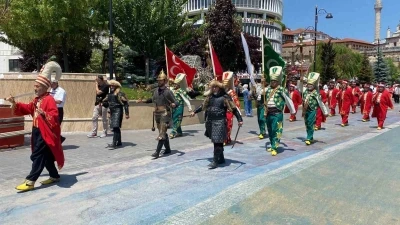 Bolu&rsquo;da s&uuml;nnet ş&ouml;leni coşkusu: İzzet Baysal Caddesi&rsquo;nde mehterli y&uuml;r&uuml;y&uuml;ş
