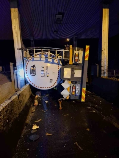 Bolu’da tanker gişelere çarpıp devrildi: 1 yaralı
