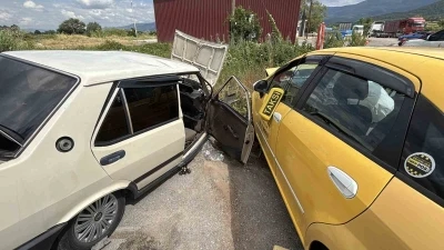Bolu&rsquo;da ticari taksi ile otomobil &ccedil;arpıştı: 5 yaralı
