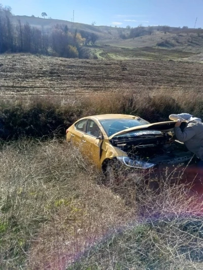 Bolu’da ticari taksi tarlaya uçtu
