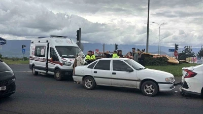 Bolu&rsquo;da trafik ışıklarında bekleyen otomobile &ccedil;arpan ara&ccedil;taki 1 kişi yaralandı
