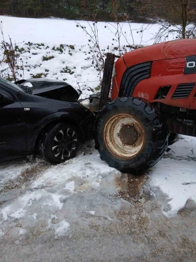 Bolu&rsquo;da trakt&ouml;r ile otomobil kafa kafaya &ccedil;arpıştı: 1 yaralı
