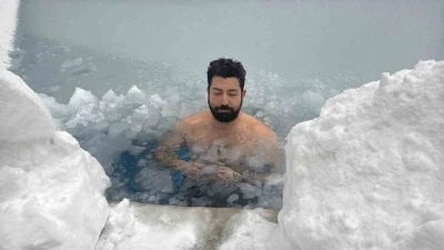 Bolu Dağı&rsquo;nda eksi 10 derecede buz tutan havuza girdi
