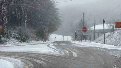 Bolu Dağı&rsquo;nda mayıs ayında kar yağışı: Yollar beyaza b&uuml;r&uuml;nd&uuml;
