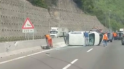 Bolu Dağı&rsquo;nda otomobil ile &ccedil;arpışan ara&ccedil; devrildi: Kilometrelerce ara&ccedil; kuyruğu oluştu
