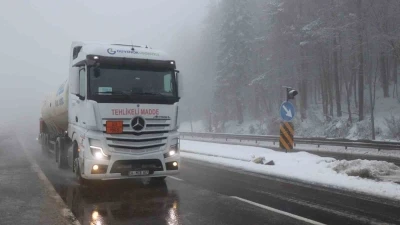 Bolu Dağı&rsquo;nda sis ve hafif kar yağışı etkili oluyor: G&ouml;r&uuml;ş mesafesi 30 metreye d&uuml;şt&uuml;

