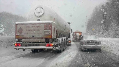 Bolu Dağı&rsquo;nda yoğun kar yağışında rampayı &ccedil;ıkamayan 2 tır yolu kapattı
