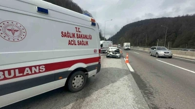 Bolu Dağı T&uuml;neli&rsquo;nde otomobille kamyonet &ccedil;arpıştı: 2&rsquo;si &ccedil;ocuk 4 yaralı
