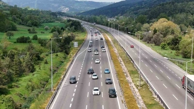 Bolu ge&ccedil;işinde bayram tatilinin ilk g&uuml;n&uuml; trafik yoğunluğu
