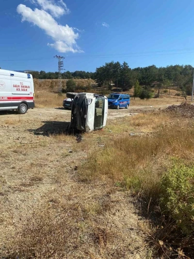 Bolu-Mudurnu yolunda virajı alamayan araç yan yattı: 2 yaralı
