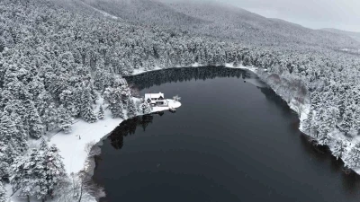 Bolu&rsquo;nun incisi beyaza b&uuml;r&uuml;nd&uuml;, ortaya kartpostallık g&ouml;r&uuml;nt&uuml;ler &ccedil;ıktı
