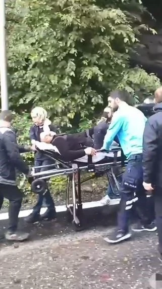 Borçka’da sel bölgesinde yaralanan kişi ambulansa ulaştırıldı
