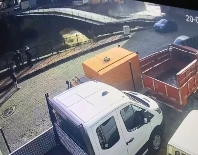 Borçka’da selde tarihi köprünün yıkılma anı kamerada
