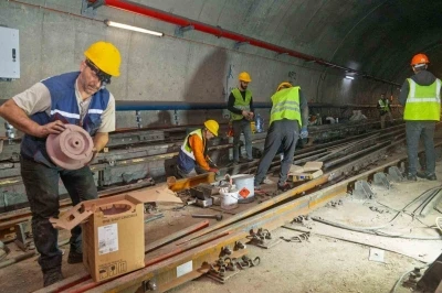 Bornova&rsquo;da metro hattında raylar yenileniyor
