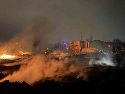 Boş arazide &ccedil;ıkan yangın m&uuml;stakil eve sı&ccedil;ramadan s&ouml;nd&uuml;r&uuml;ld&uuml;
