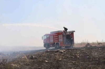 Boş arazide çıkan yangın yerleşim birimlerine sıçramadan söndürüldü
