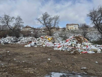 Boş araziye bırakılan atıklar tepeler oluşturdu
