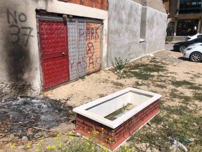 Boş araziye bırakılmış isimli taşı bulunan mezar
