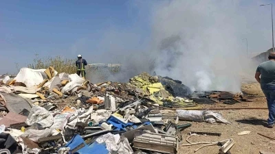 Boş araziye d&ouml;k&uuml;len &ccedil;&ouml;plerin sebep olduğu yangın korkuttu
