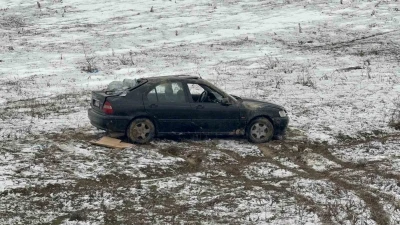 Boş araziye u&ccedil;an otomobilin s&uuml;r&uuml;c&uuml;s&uuml; yaralandı
