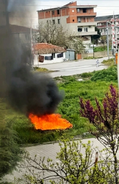 Boş arsada yakılan koltuklar paniğe yol a&ccedil;tı
