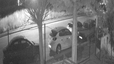 Boş caddede park halindeki araca &ccedil;arptılar, arkalarına dahi bakmadılar
