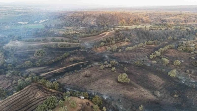 Boşaltıldıktan sonra alevlere teslim olan köy böyle görüntülendi
