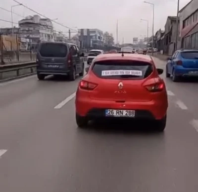 Boşanmayı düğün gibi kutladı: Bursa’da ilginç otomobil süslemesi güldürdü
