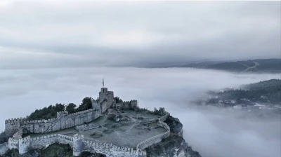 Boyabat Kalesi&rsquo;nin sis altındaki g&ouml;r&uuml;nt&uuml;s&uuml; mest etti
