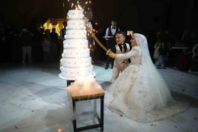 Boyları k&uuml;&ccedil;&uuml;k, aşkları &ccedil;ok b&uuml;y&uuml;k
