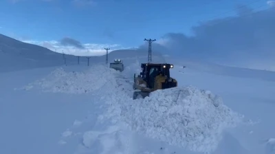 Böyle kar görülmedi: Kalınlık dozeri aşıyor
