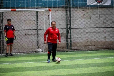 B&ouml;yle ma&ccedil; g&ouml;r&uuml;lmedi, vali &ccedil;ocuklarla birlikte futbol oynadı

