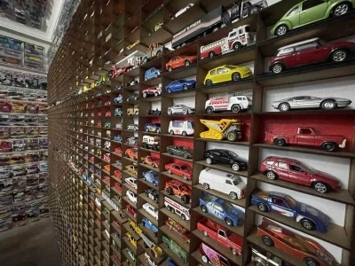 B&ouml;ylesi g&ouml;r&uuml;lmedi, evinde 15 bin maket otomobiliyle yaşıyor
