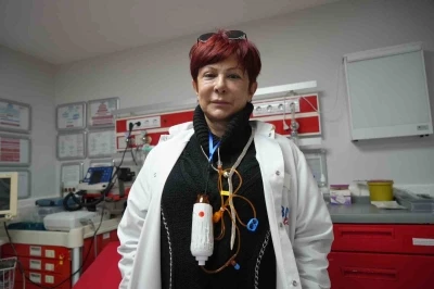 Boynunda kemoterapi, kalbinde meslek aşkı: İki farklı kanser ile m&uuml;cadele eden hekimin sarsılmaz azmi
