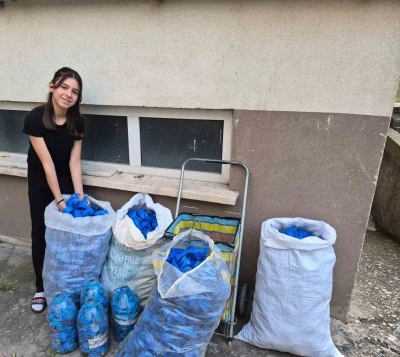 Boyu kadar mavi kapağı depremzedeler i&ccedil;in topladı

